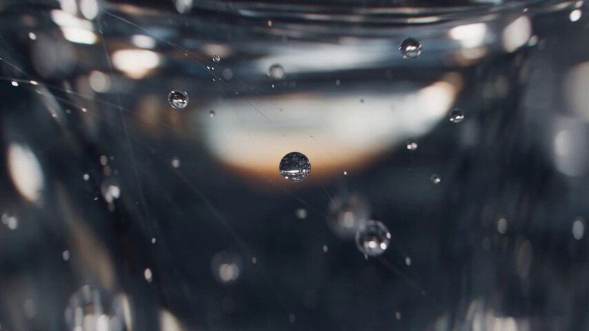 In orbita attorno al vetro liquido immobile