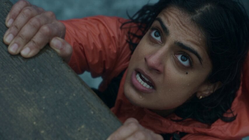 Asha e Arjun sul ponte spezzato