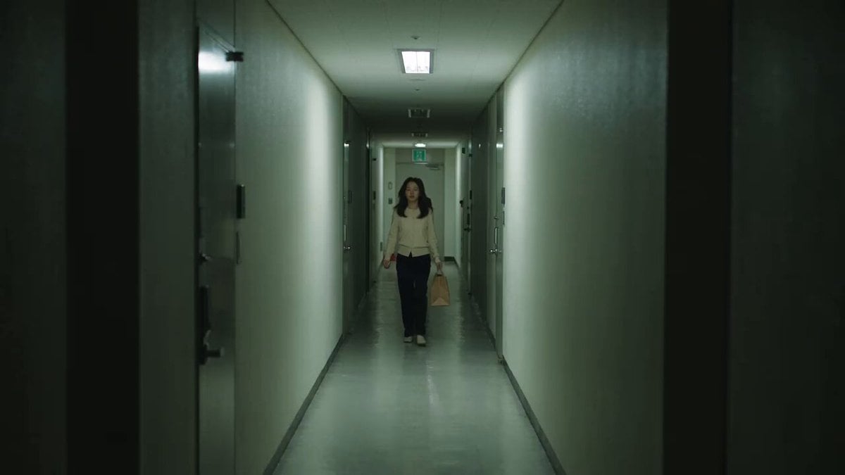 暗い廊下で待つもう一人の自分