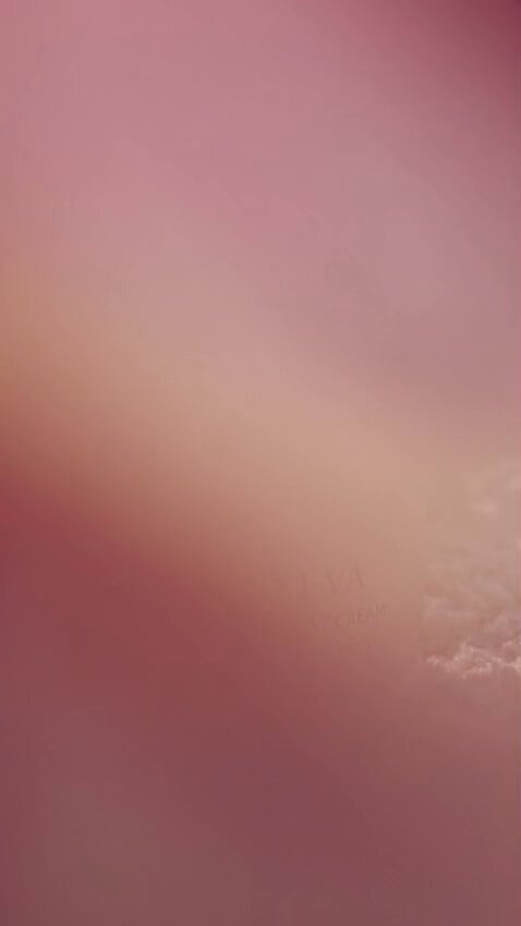 Crema LUXEVA entre flores rosas