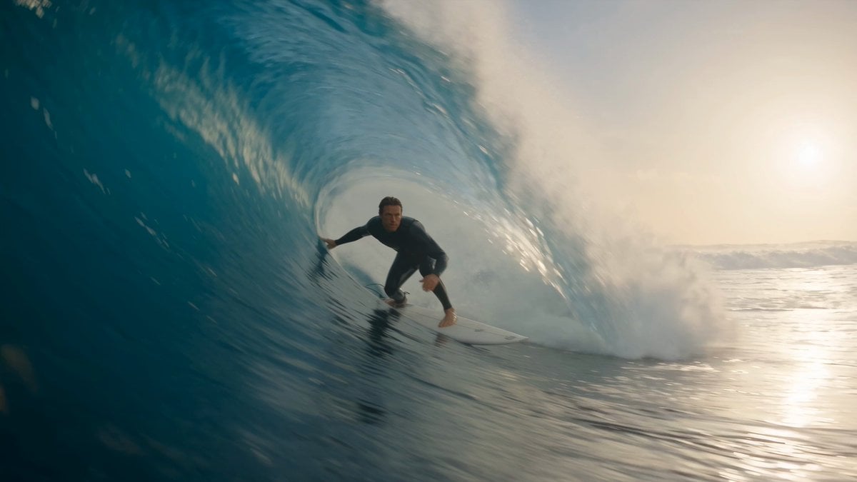 Eine Welle trägt den Surfer durch Welten