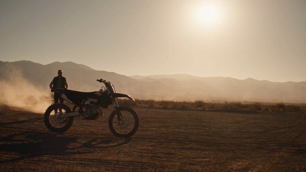 砂漠を走るバイクとHEISのサングラス
