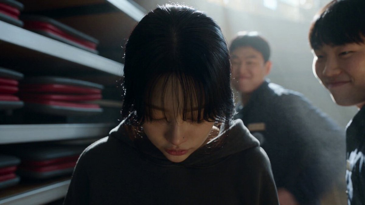 체육관에서 깨어난 So-Yeon의 정전기