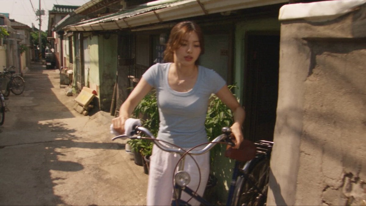 暑い夏の路地でスクーターを磨く