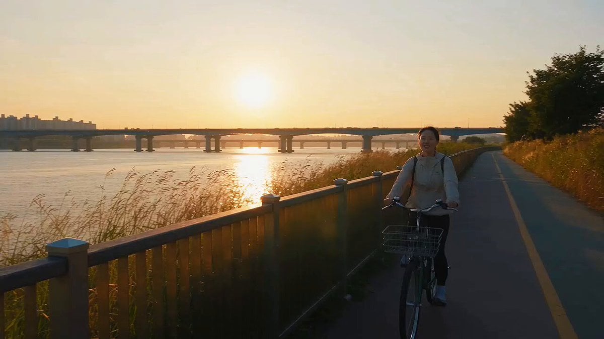 Sosta in bici al tramonto sul fiume a Seul