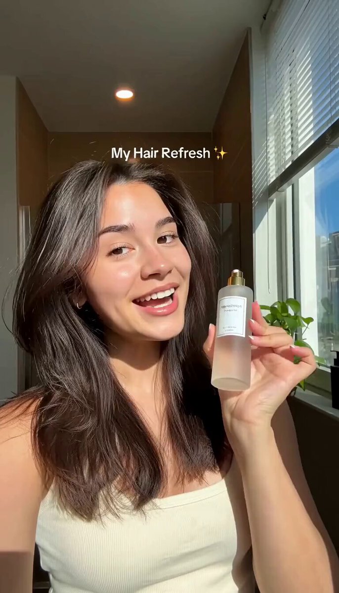 Haarserum im sonnigen Badezimmer vorführen