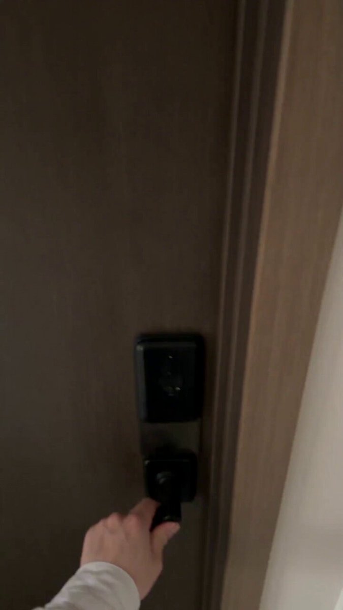 Nächtliche Begrüßung im Wohnungseingang