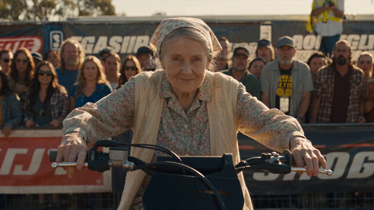 Oma springt mit dem Motocross-Bike