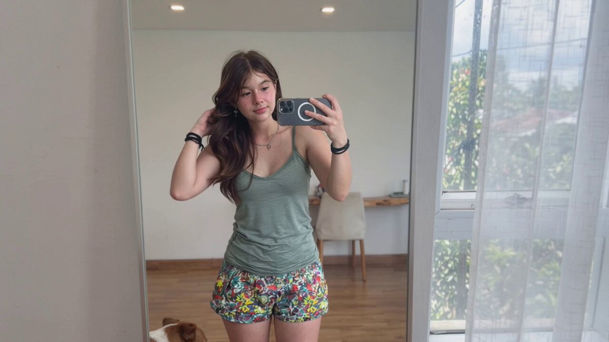 Cane interrompe il selfie allo specchio