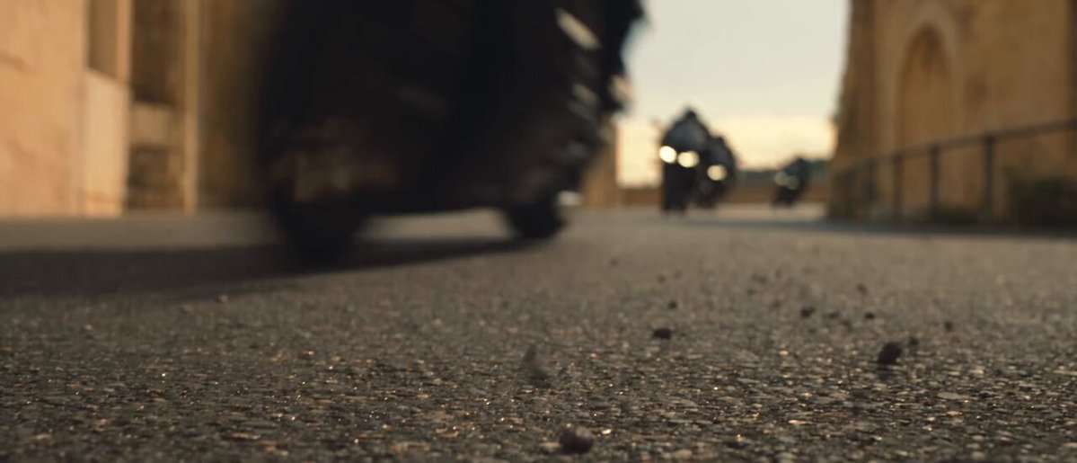 Superbike nera in città