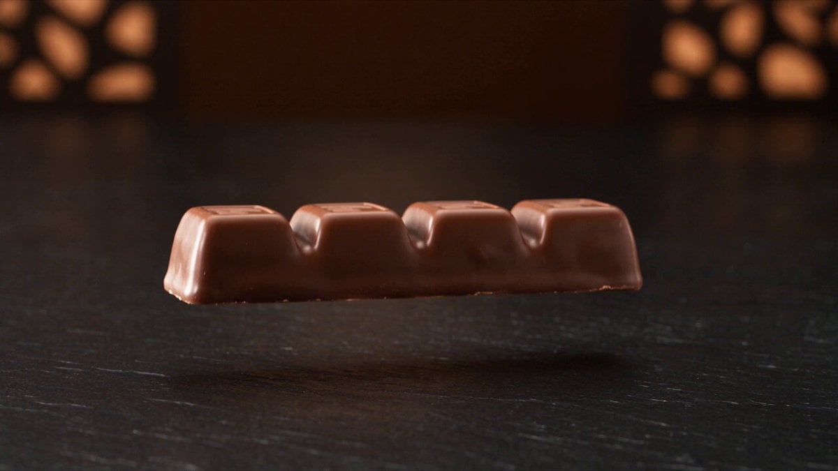 KitKatのチョコとウエハースを映すマクロCM